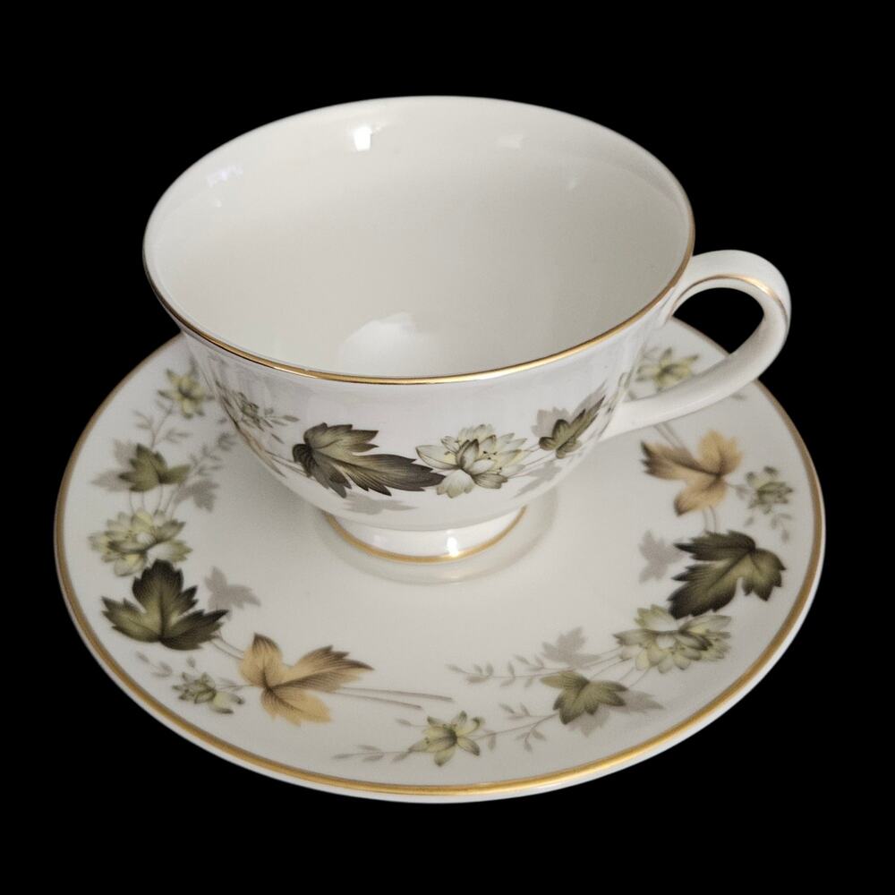 Royal Doulton Larchmont TC1019 Tea Cups & Saucers Set of 4 England Gold Trim